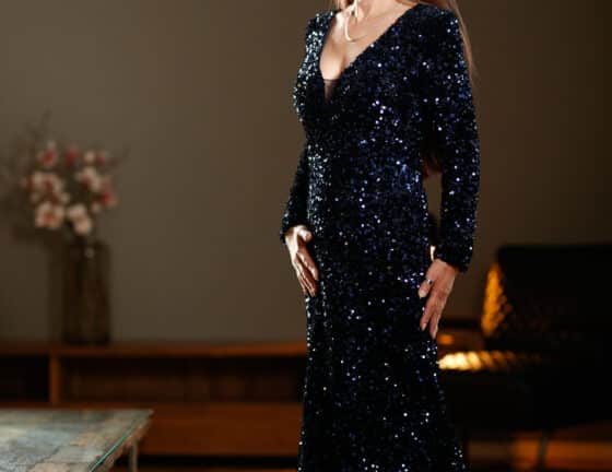 Annett Escort Kaufbeuren Abendkleid Dunkelblau mit Pailetten
