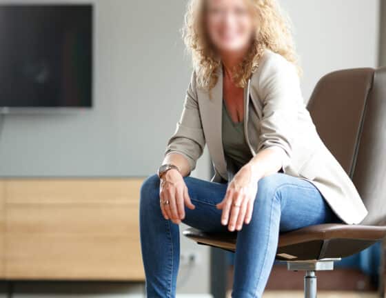 Sasha Escort Dame Duesseldorf casual in Jeans mit taupefarbenem Blazer