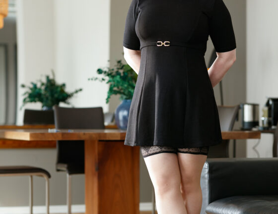 Escort Dame Alexandra kurzes Kleid kokett mit halterlosen Strümpfen